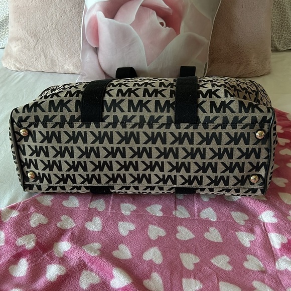 Michael Kors monogram overnight bag - Picture 5 of 10